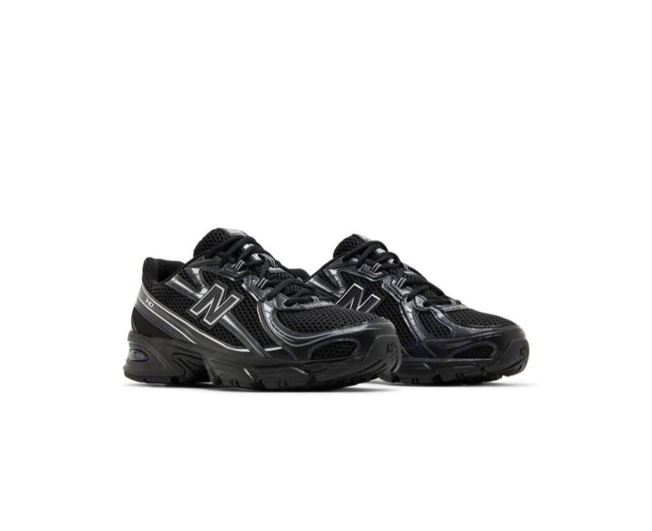 2024 740v2 'Black Silver Metallic'